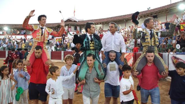 Apoteósica corrida de Victorino Martín en Guijuelo, con  los matadores y el ganadero en hombros