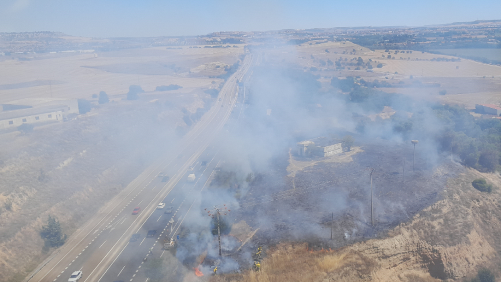 Actuación para apagar el incendio en Simancas con la autovía al lado