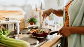 Una persona cocinando en casa