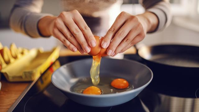 El peligroso error que todos cometemos en España al partir los huevos cuando cocinamos