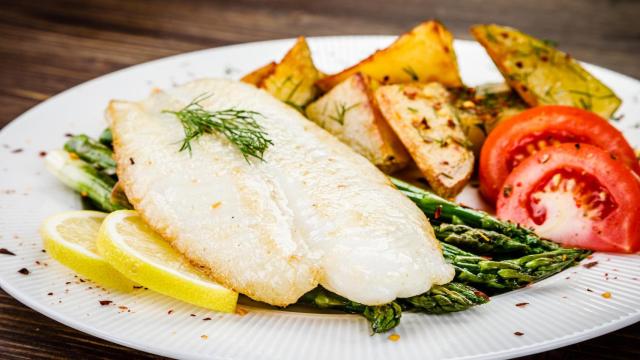 Un filete de pescado con guarnición