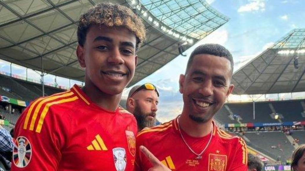 Lamine Yamal y su padre, Mounir Nasraoui, posan juntos con la camiseta de la selección española.