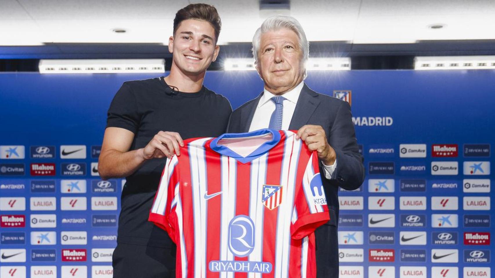 Julián Álvarez posa con la camiseta del Atlético de Madrid junto a Enrique Cerezo.