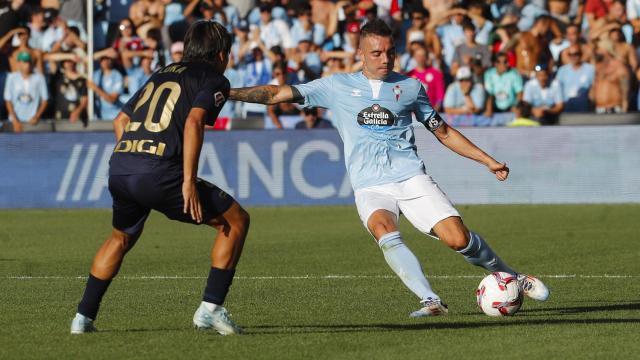 Iago Aspas (Celta) golpea el balón ante la mirada de Luka Romero (Alavés).