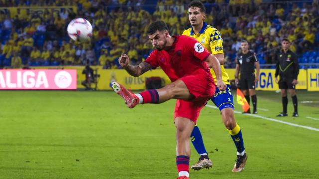 Isaac Romero golpea el balón durante el partido entre Las Palmas y Sevilla.