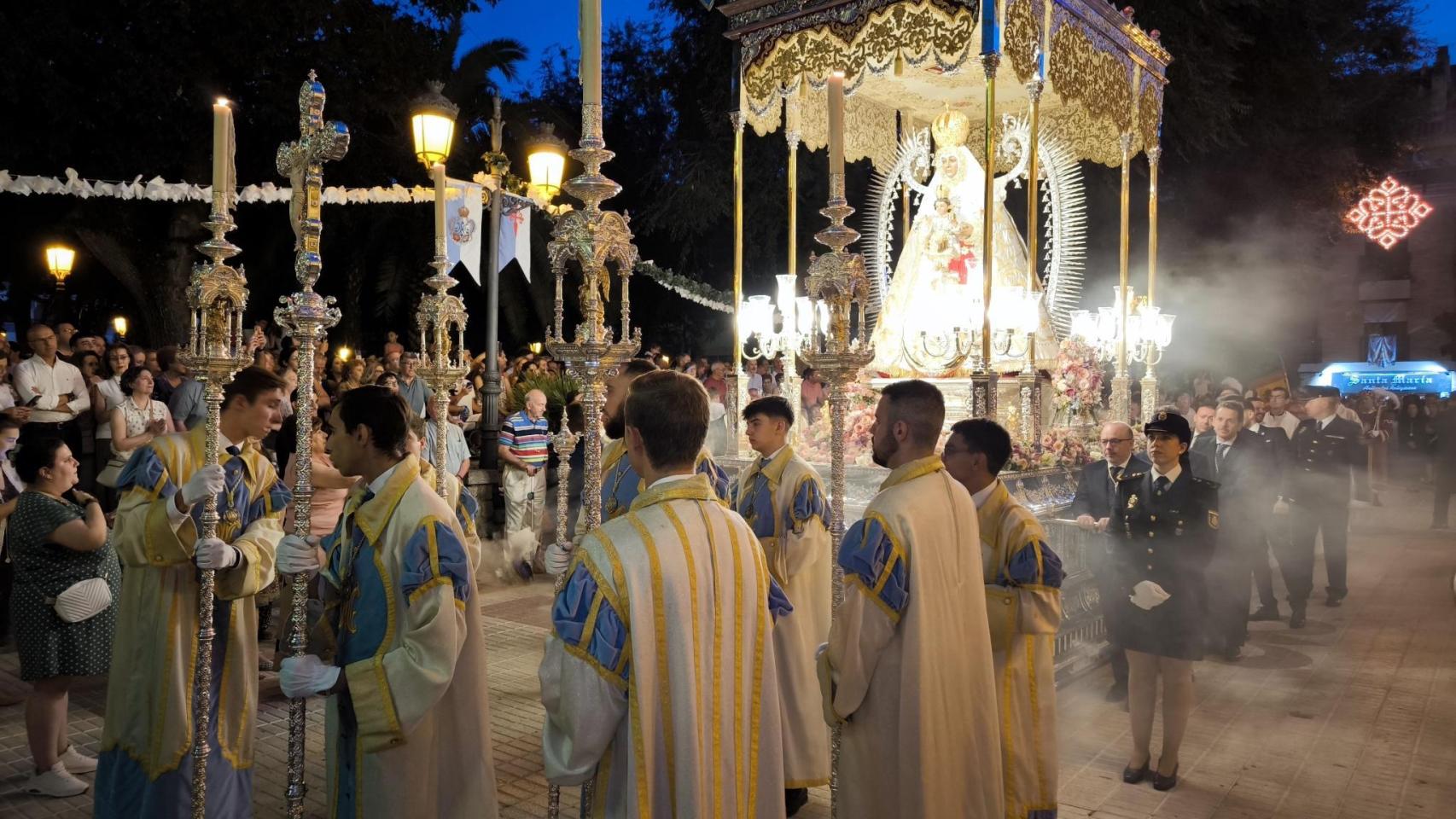 Fotogalería: la Virgen del Prado hace parada en la Plaza Mayor de Ciudad Real 100 años después