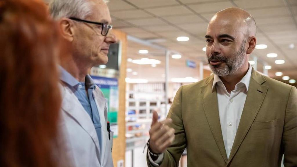 Íñigo Cortázar durante su visita al Centro de Salud de Buenavista.