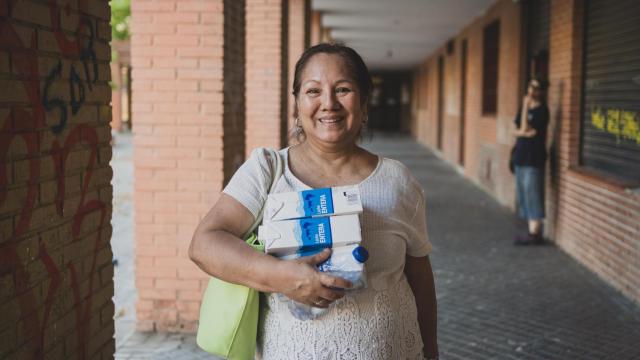 Una de las familias beneficiarias tras recoger sus productos de Baby Despensa.