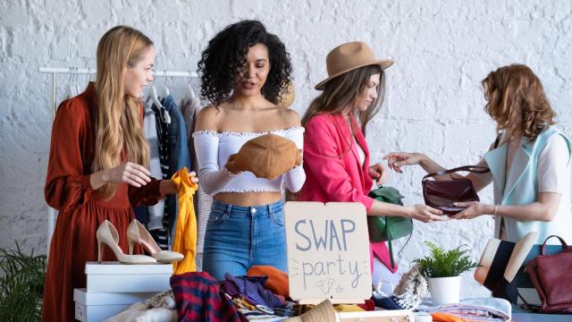 Grupo de mujeres en intercambiando prendas