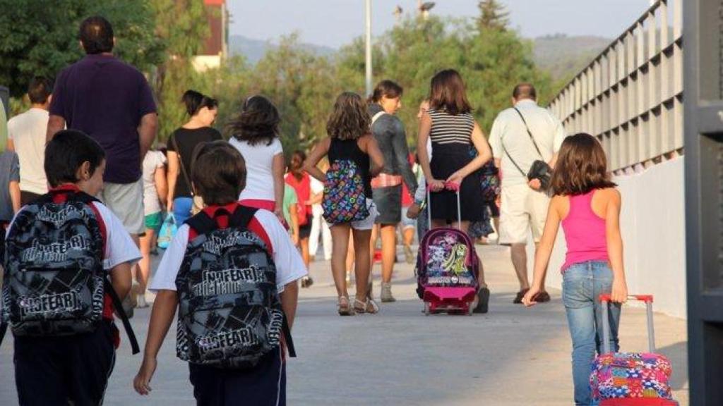 Varios niños regresan a las aulas.