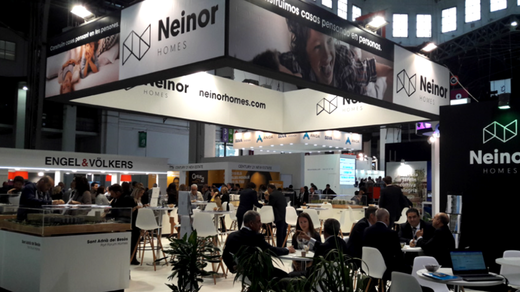 Stand de Neinor en una feria.