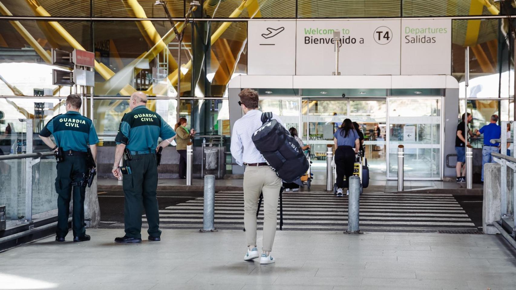 La Guardia Civil en la Terminal 4 de Barajas.