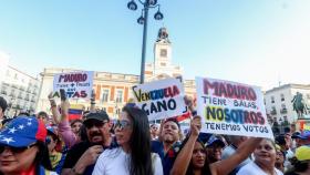 Varias personas durante la concentración contra Nicolás Maduro en Sol el pasado 3 de agosto.