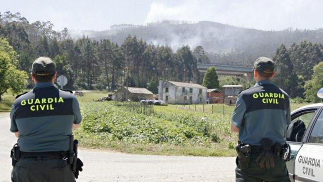 Dos guardias civiles en una zona de campo.