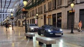 El Porsche y el Mercedes, en calle Larios.