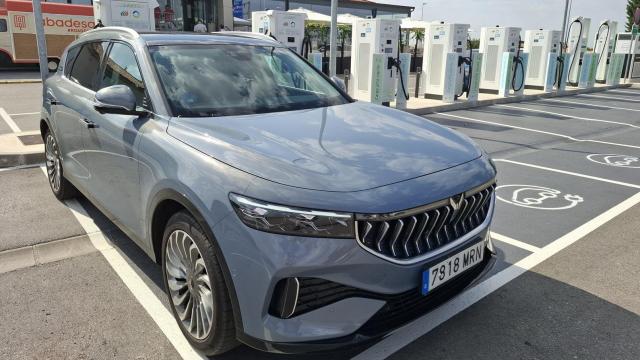 Momento de la recarga del Voyah Free en la estación de Burgos de Iberdrola BP Pulse.