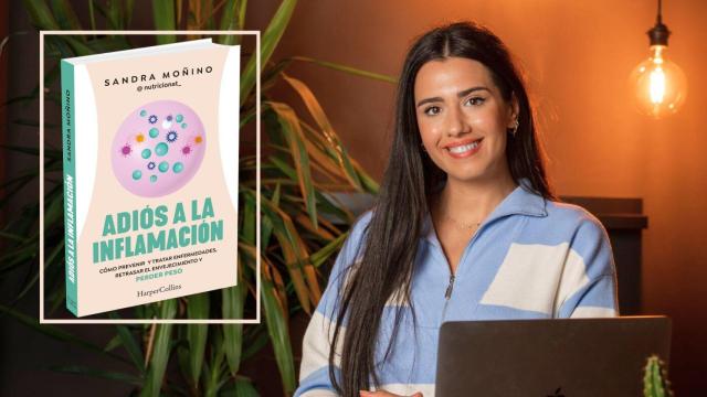 La autora y su libro sobre la inflamación en la menopausia.