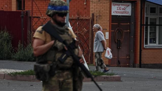 Un militar ucraniano patrulla un área en la ciudad controlada por el ejército ucraniano de Sudzha, región de Kursk, Rusia, el 16 de agosto de 2024.