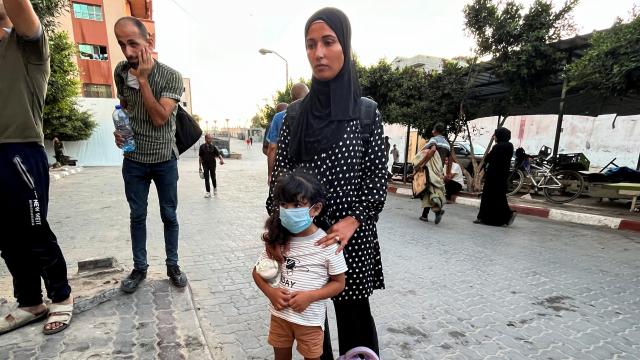 Una niña palestina con su madre a las puertas del Hospital Nasser en Jan Yunis, al sur de la Franja de Gaza.