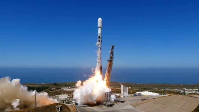 Despegue del cohete Falcon 9 con los satélites a bordo