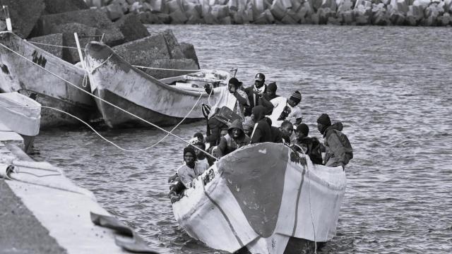 Un cayuco de inmigrantes arriba al puerto de La Restinga, en El Hierro, en una imagen de archivo.