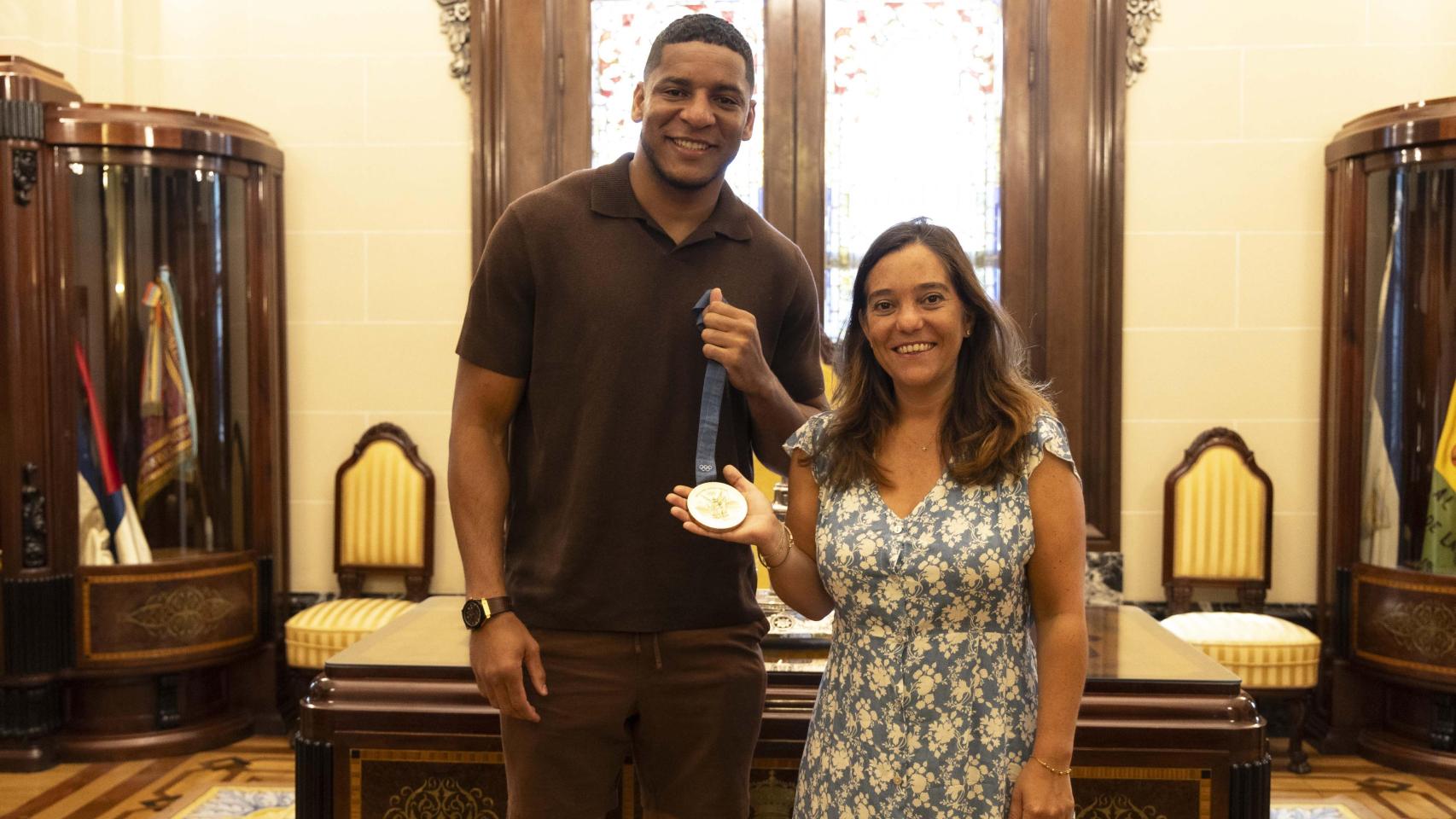 Enmanuel Reyes, con su medalla de bronce olímpico, junto a la alcaldesa de A Coruña, Inés Rey.