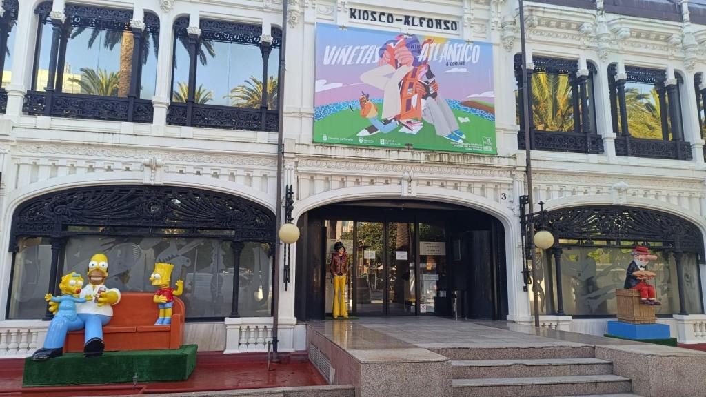 Figuras del cómic y la animación delante del Kiosco Alfonso, una de las sedes de Viñetas desde o Atlántico.