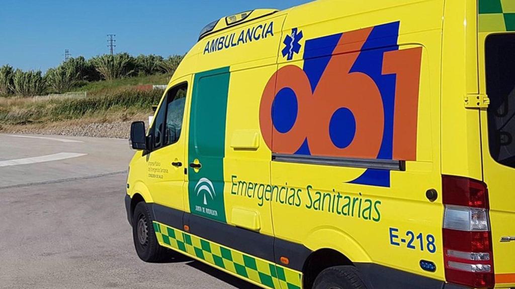 Una ambulancia del Servicio de Emergencias Sanitarias 061 de la Junta de Andalucía.