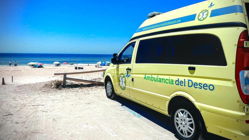 La Ambulancia del Deseo, aparcada en una playa.