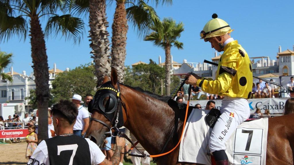 Uno de los jinetes calentando con su caballo durante los momentos previos a la carrera