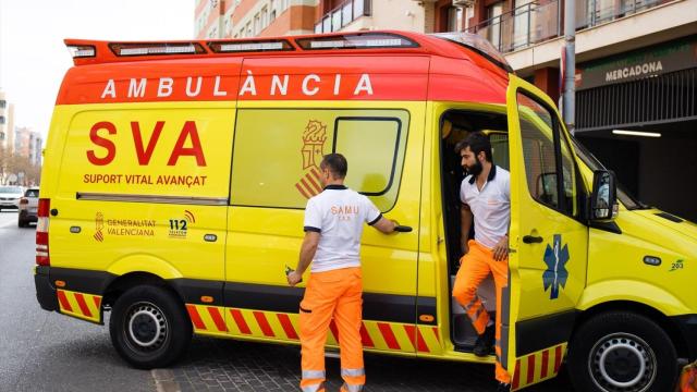 Imagen de archivo de una ambulancia en Valencia. EP