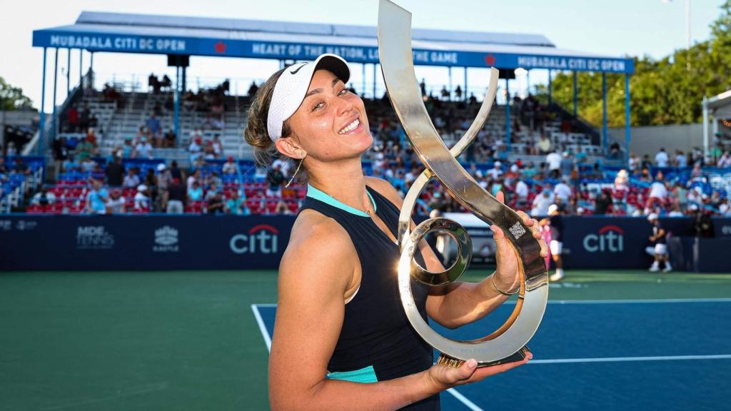 Paula Badosa poses with Washington's title.