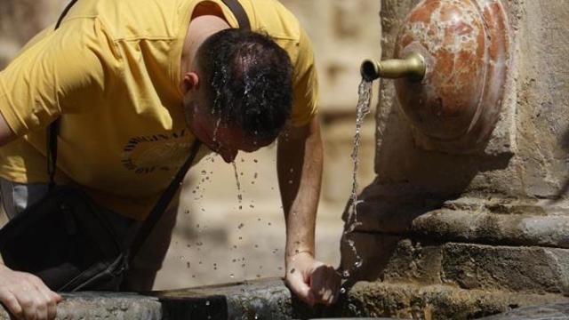 Un joven se refresca en una fuente de Córdoba durante la última ola de calor.