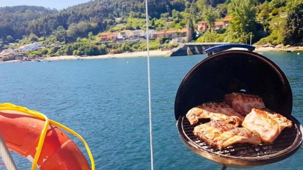 Barbacoa a bordo por la ría de Ares o Betanzos