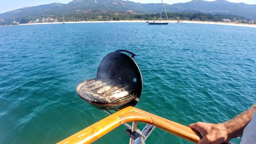 Sardiñada a bordo frente a la Playa Aguieira en Portosin.