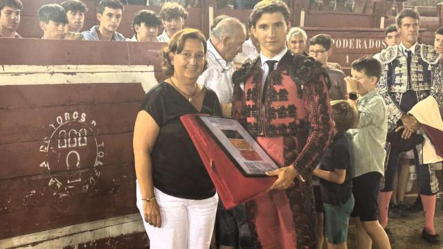 La presidenta de la Diputación de Toledo, Concepción Cedillo, junto a Esteban Gordillo.