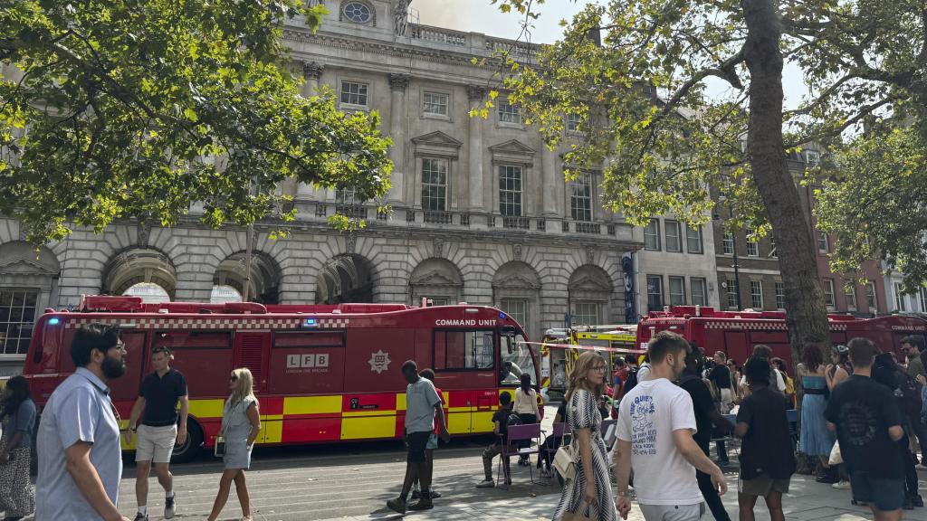 Diez camiones de bomberos y 70 efectivos se desplazaron este sábado para responder a un incendio en el emblemático edificio de Somerset House, situado en el centro de Londres y a orillas del río Támesis.