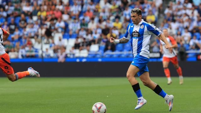 Ximo Navarro en un lance del partido entre Deportivo y Oviedo