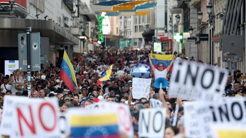 Manifestantes en las calles de Madrid se concentran contra el presidente de Venezuela, Nicolás Maduro, secundando así las protestas mundiales contra el mandatario.