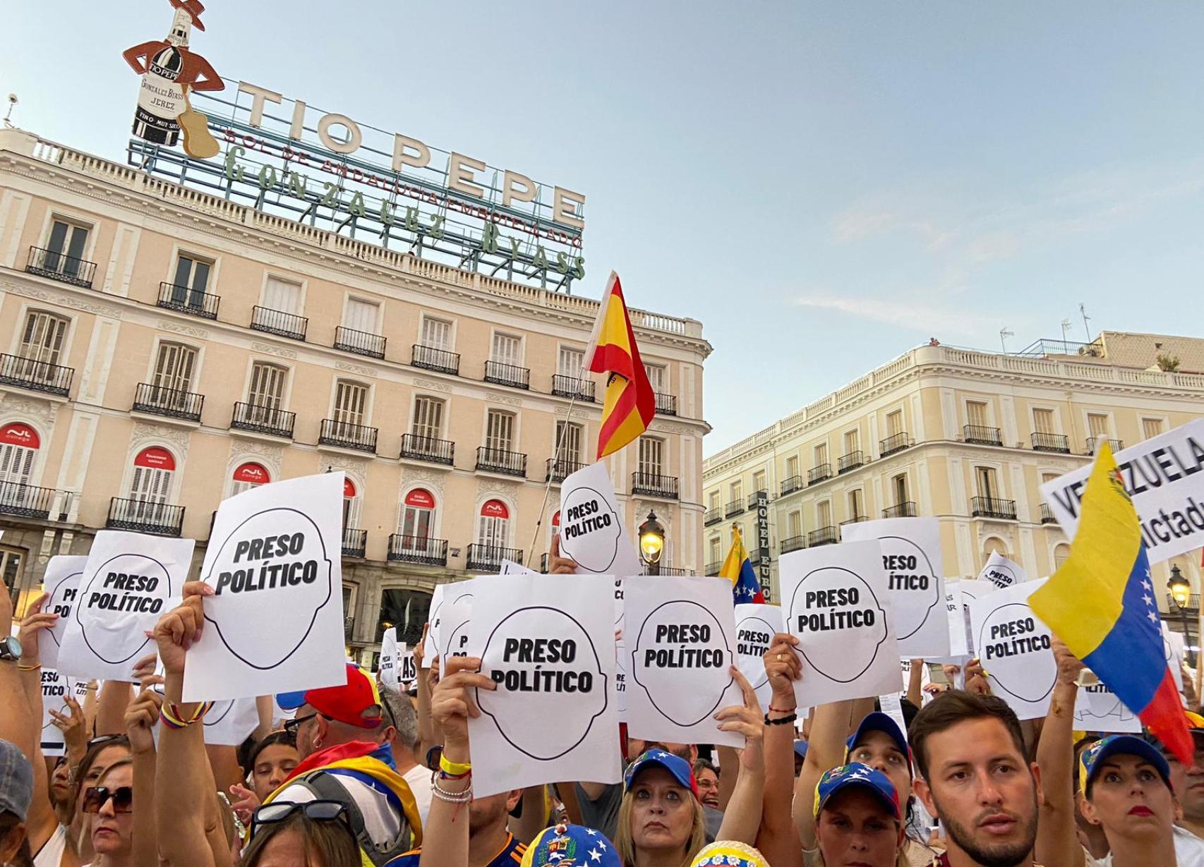 Manifestantes en la puerta del Sol contra Maduro el 17 de agosto de 2024.