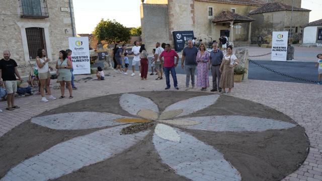 Miguel Ángel de Vicente observa uno de los mandalas elaborados en Arahuetes