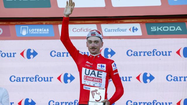 Brandon McNulty posa con el primer maillot rojo de La Vuelta 2024.