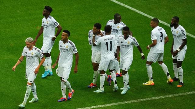 Los jugadores del Real Madrid celebran un gol contra la Atalanta.