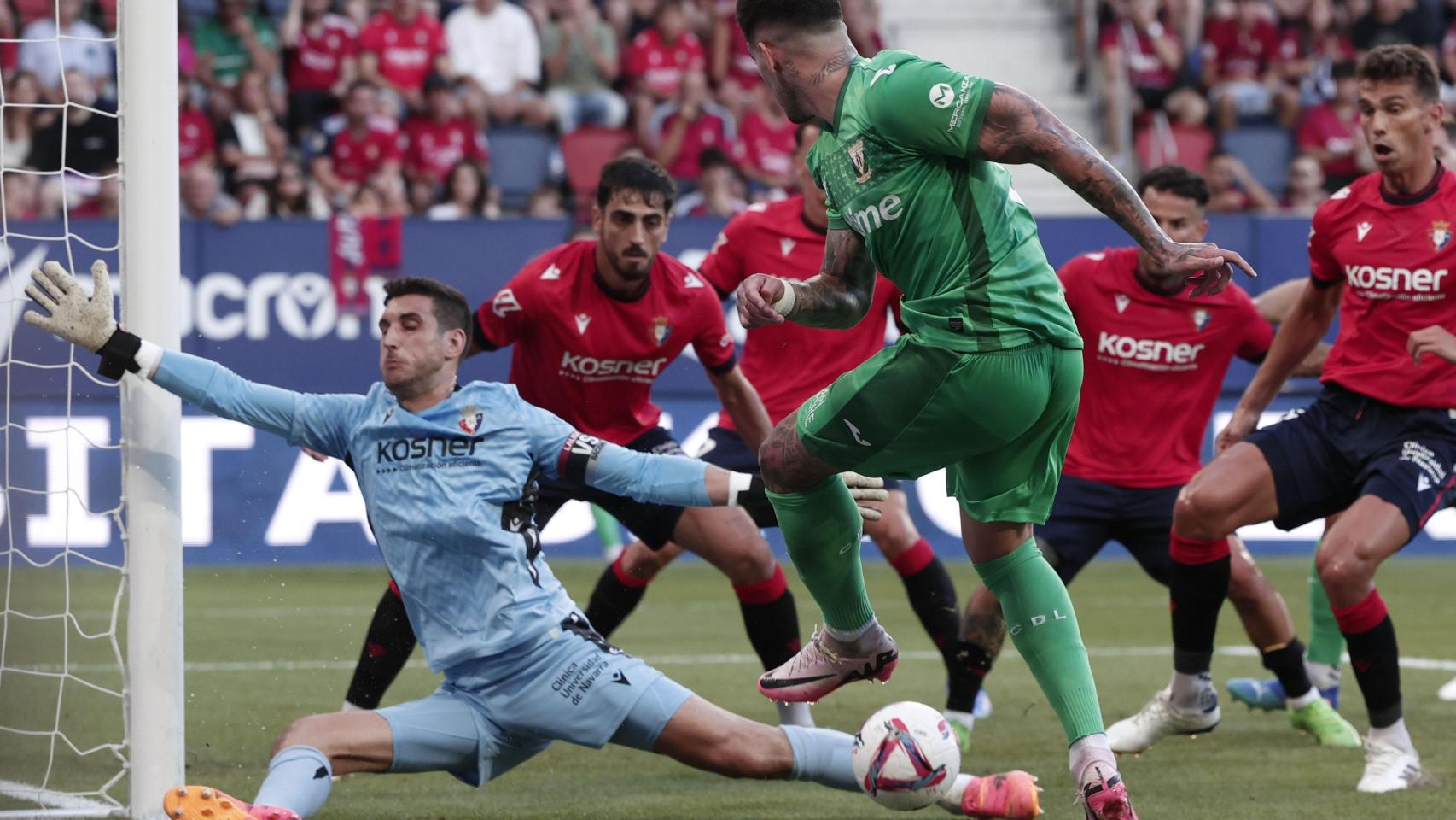 Sergio Herrera detiene el lanzamiento de Miguel De la Fuente, durante el partido entre Osasuna y Leganés.