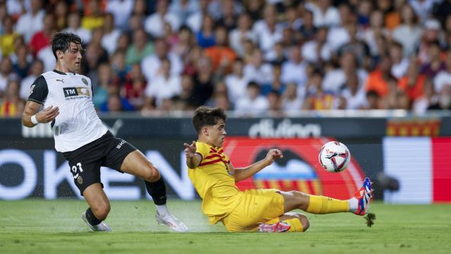 Cubarsí despeja un balón junto a Jesús Vázquez.