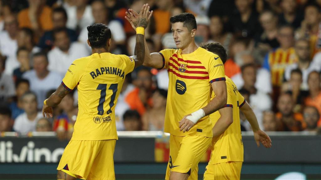 Lewandowski y Raphinha celebran el primer gol del polaco al Valencia.