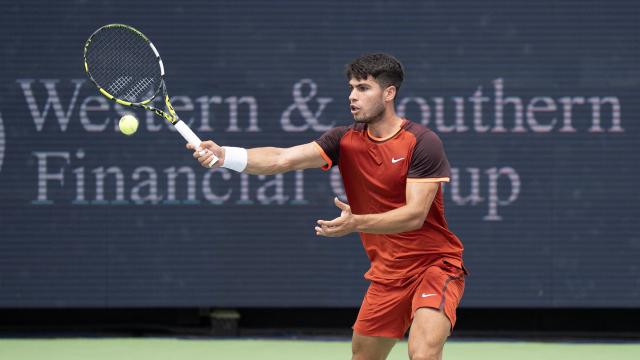 Alcaraz, durante un punto ante Monfils en Cincinnati.