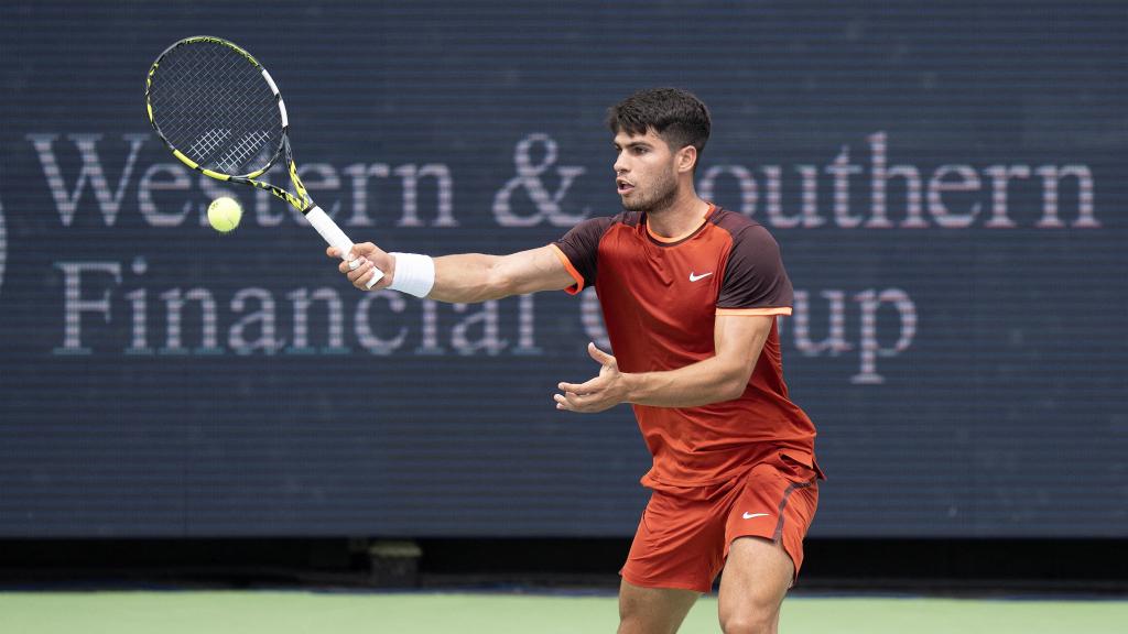 Alcaraz, durante un punto ante Monfils en Cincinnati.