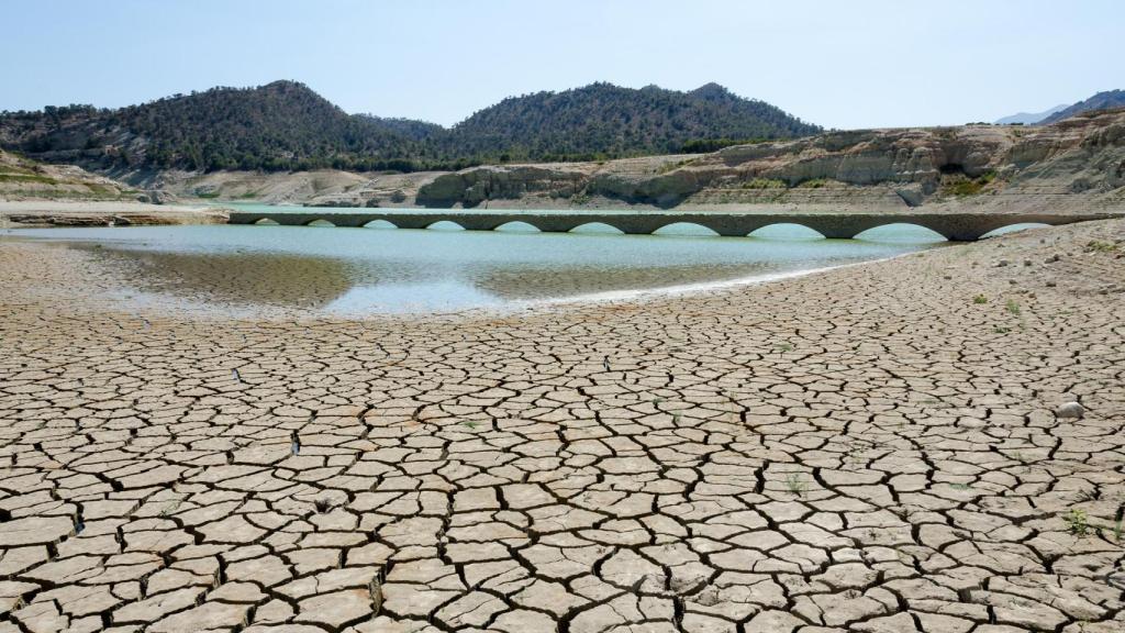 Río seco con grietas.