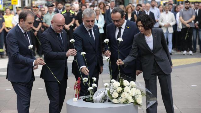 El conseller de Justicia, Ramón Espadaler; el delegado del Gobierno, Carlos Prieto; el alcalde Jaume Collboni; el presidente del Parlament, Josep Rull, y la consellera de Interior, Nuria Parlón, participan este sábado en la ofrenda floral a las víctimas del atentado de Las Ramblas.